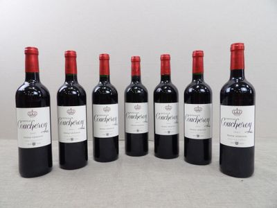 six bouteilles de vin rouge sont alignées sur une table
