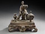 une statue d'un homme assis sur une table