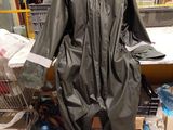 un homme en imperméable, debout dans un magasin