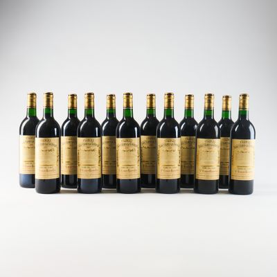 six bouteilles de vin alignées sur une surface blanche