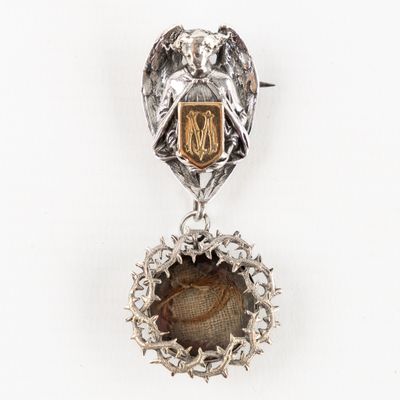 an image of a pendant with a picture of an eagle on it