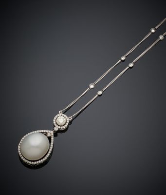un collier de perles blanches et de diamants