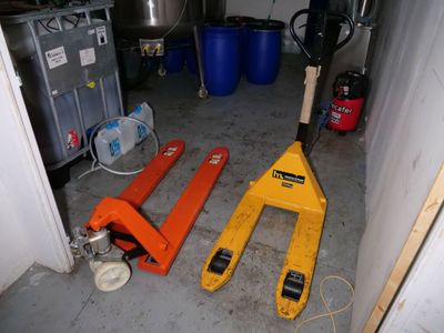 trois outils posés par terre les uns à côté des autres