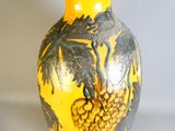 un vase jaune et noir orné d'un motif de palmier
