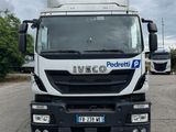un camion blanc garé sur le bord de la route