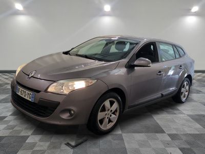 la photo d'une voiture grise garée dans un garage