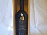 une bouteille de vin dans un coffret en bois sur fond blanc