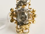 une image représentant une bague en or et en argent ornée d'un lion