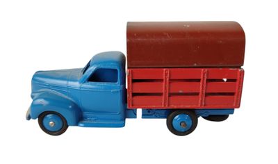 un camion jouet avec un tonneau à l'arrière
