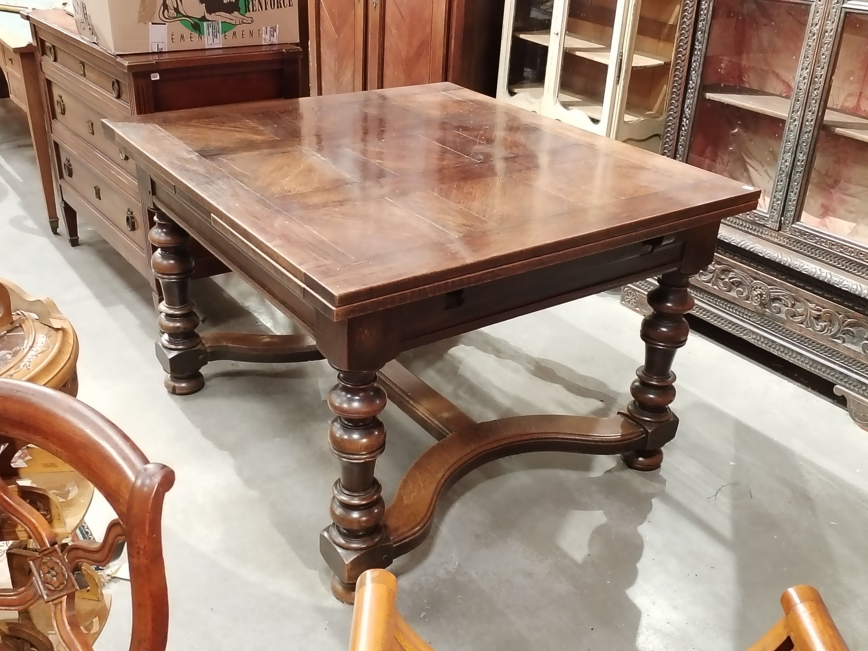 Table à allonges à l'italienne en chêne.