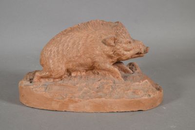 figurine représentant un sanglier posé sur un rocher, sur fond gris