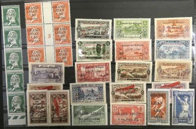 une collection de timbres provenant de différents pays, exposée dans une vitrine