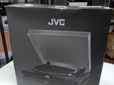 La boîte du lecteur CD JVC est ouverte sur la table.