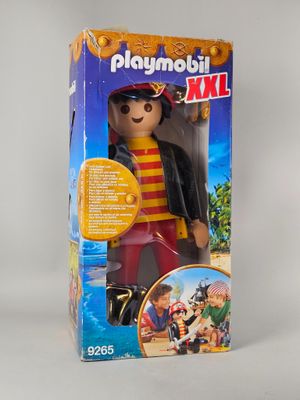 La boîte du pirate Playmobil est ouverte et prête à être utilisée pour jouer.