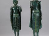 paire de statues en bronze représentant une personne debout et une autre personne debout