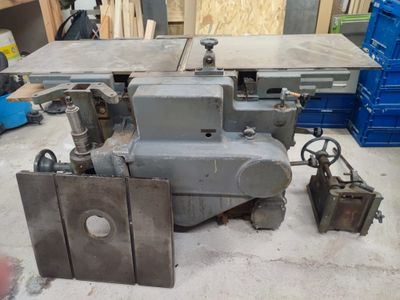 une machine posée sur une table dans une pièce