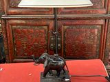 une table rouge sur laquelle se trouve une lampe et une table rouge sur laquelle se trouve une lampe