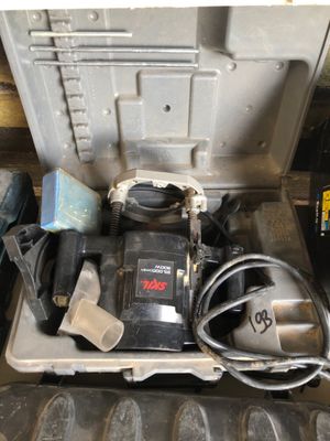 l'image d'une boîte à outils contenant des outils