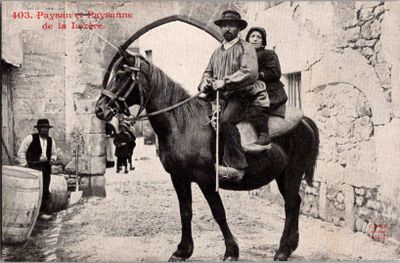 une photo en noir et blanc d'un homme et d'une femme à cheval