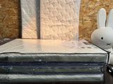 plusieurs matelas empilés les uns sur les autres sur une table