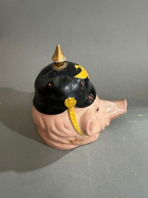 un éléphant noir et jaune avec un casque sur la tête