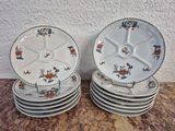 plusieurs assiettes empilées sur une table