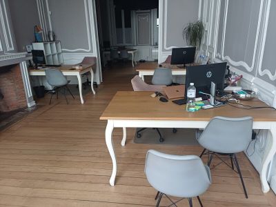 des tables et des chaises dans une pièce avec une cheminée en arrière-plan