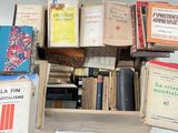 plusieurs livres empilés dans une boîte