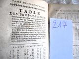 un vieux livre écrit posé sur une table