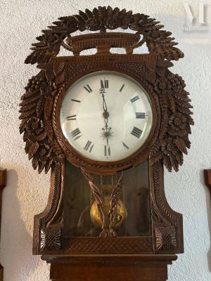 Horloge En bois naturel sculpté à décor de panier