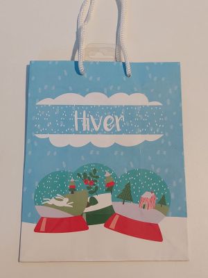 un sac en papier sur lequel est dessiné un bonhomme de neige