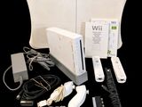 une Nintendo Wii avec tous ses accessoires posée sur la table