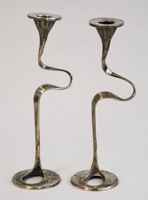 paire de bougeoirs en argent en forme de spirale