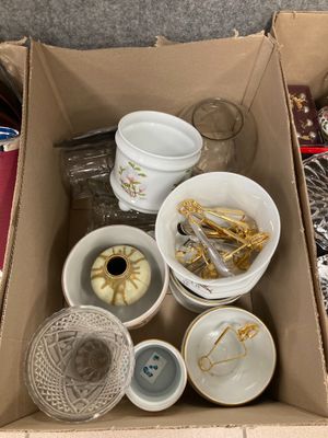 une boîte remplie d'objets posés sur le sol