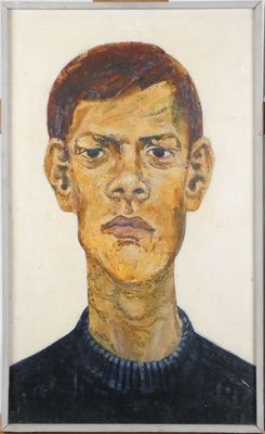 portrait d'un jeune homme vêtu d'un pull noir et d'un pull bleu