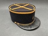 un chapeau noir orné d'un ruban doré
