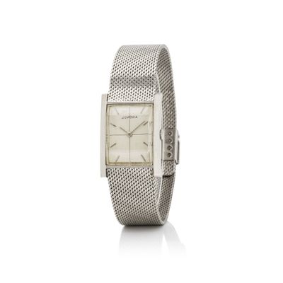 gros plan d'une montre-bracelet sur une surface blanche