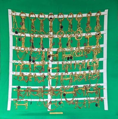 un mur vert sur lequel sont disposés tout un tas d'objets dorés et noirs