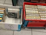 de nombreuses boîtes de chocolats exposées dans un magasin