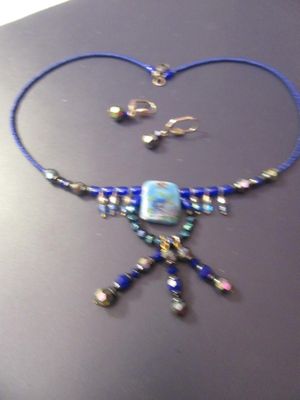 ensemble collier et boucles d'oreilles avec des perles de verre bleues et des perles de verre