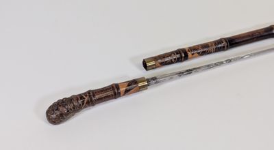 deux stylos assis l'un à côté de l'autre sur une surface blanche