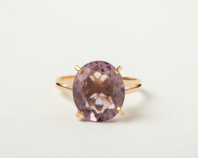 the oval amethorate ring in yellow gold