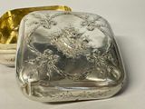 une boîte en argent ornée d'un motif représentant un oiseau