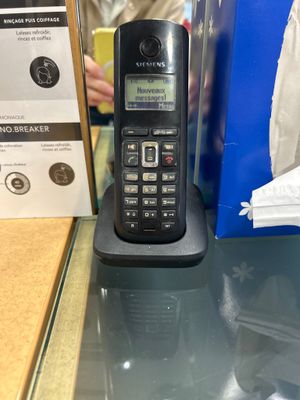 un téléphone posé sur une table devant une boîte