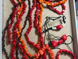 une boîte contenant tout un tas de colliers et de bracelets