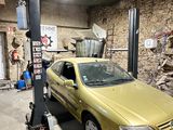 une voiture jaune garée dans un garage