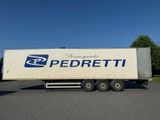 un camion semi-remorque garé dans un parking