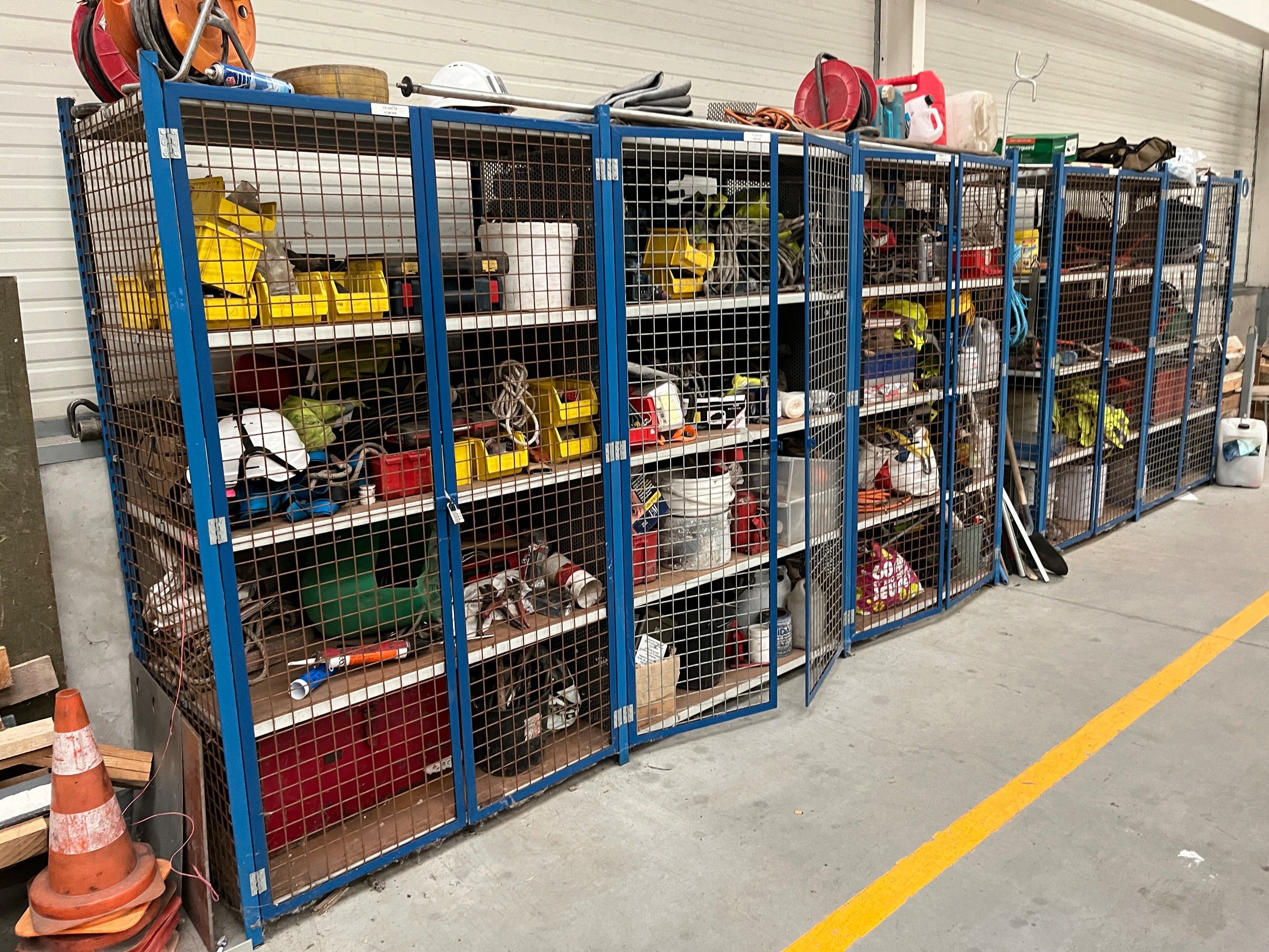sept éléments de racks métalliques moyen porteur 5 niveaux 1…