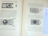 un livre ouvert sur lequel figure un dessin et auquel est attachée une note