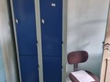 un grand casier bleu à côté d'une chaise dans une pièce